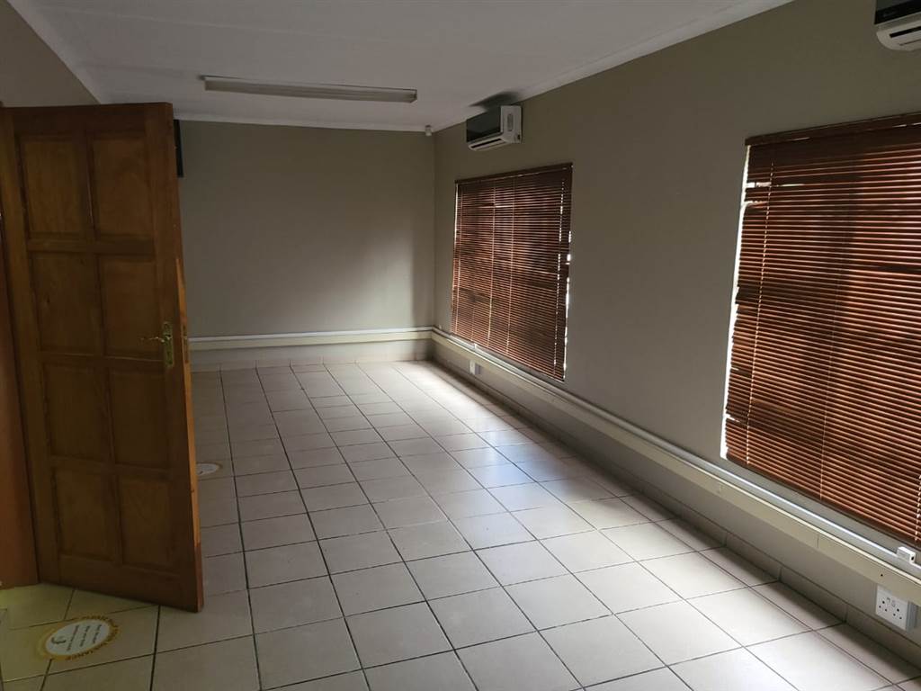 522  m² Commercial space in Rustenburg Central photo number 15