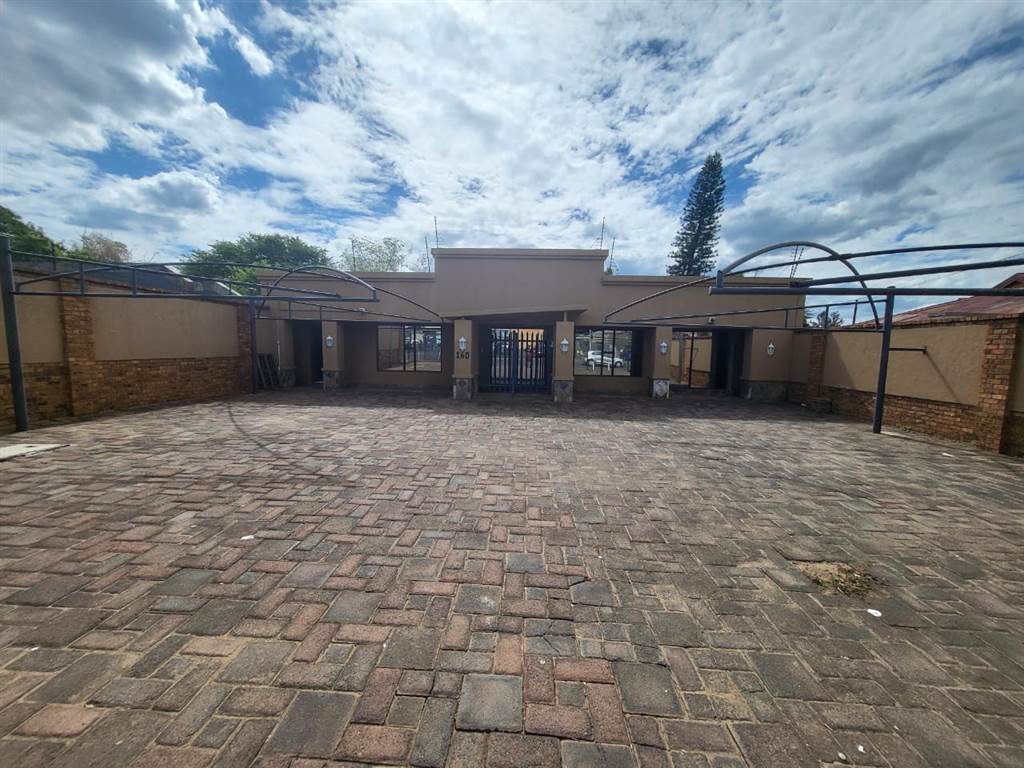 522  m² Commercial space in Rustenburg Central photo number 1