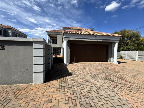 3 Bedroom Townhouse 3 Bedroom Townhouse
