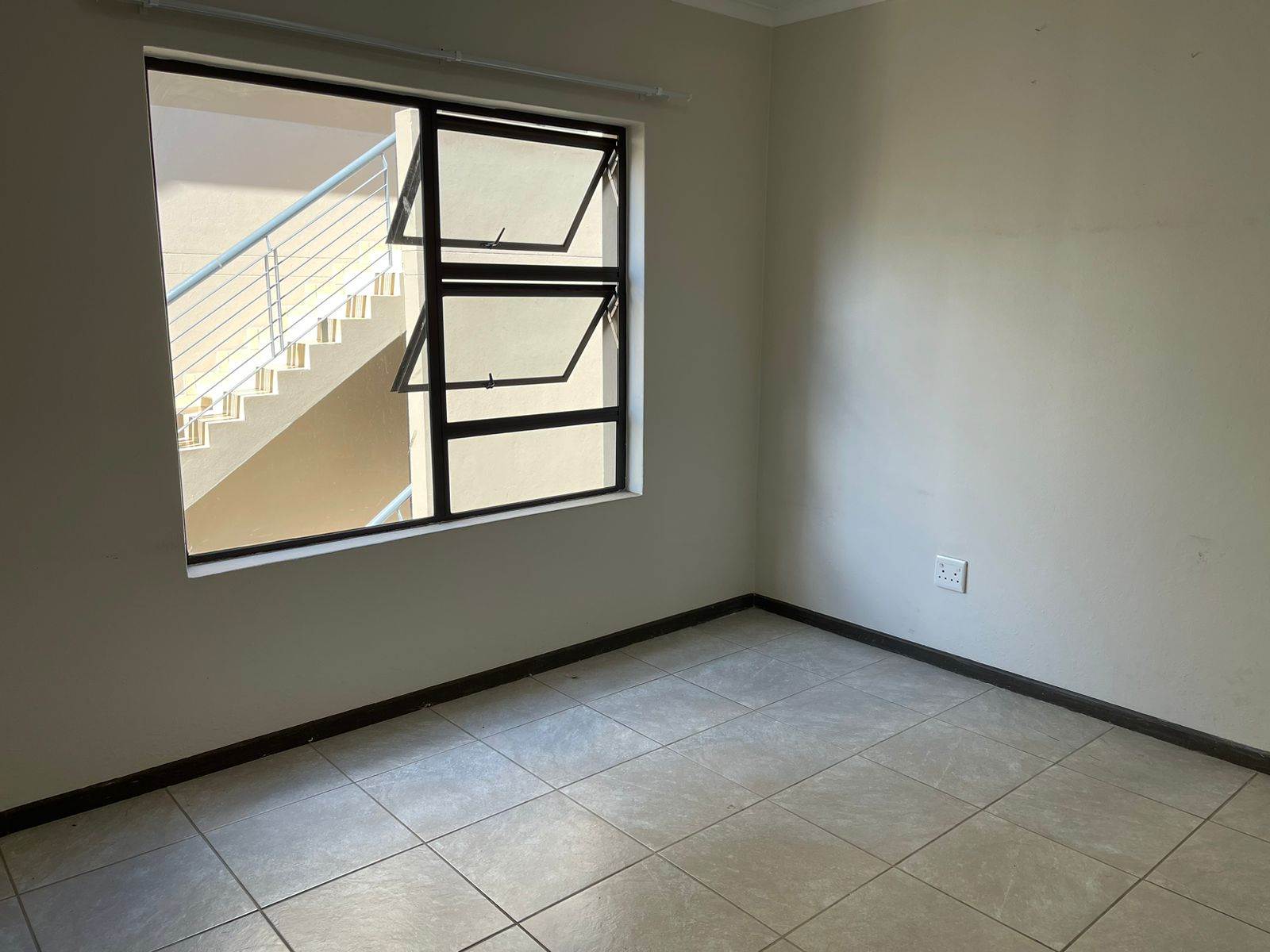2 Bed Apartment in Ruimsig photo number 6