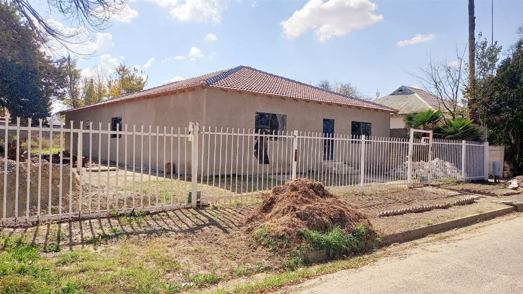8 Bed House in Kroonstad photo number 1