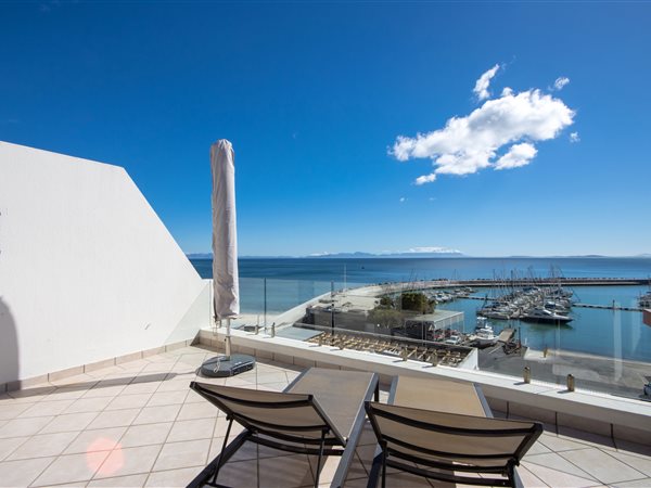 1.5 Bed Apartment in Gordons Bay Central