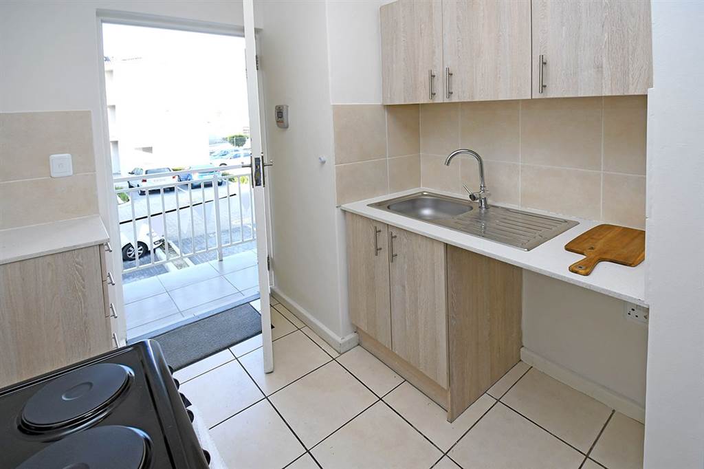 2 Bed Apartment in Eersterivier South photo number 5