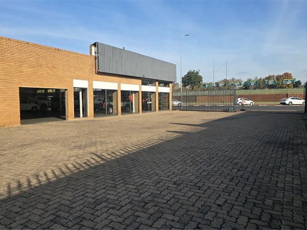 1 400 m² Commercial space 1 400 m² Commercial space