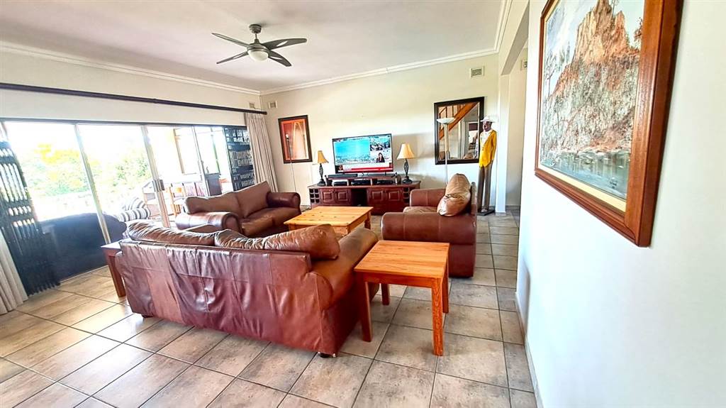 5 Bed House in Umtentweni photo number 5