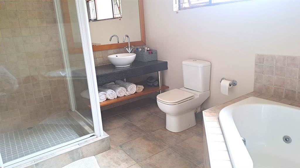 5 Bed House in Umtentweni photo number 10