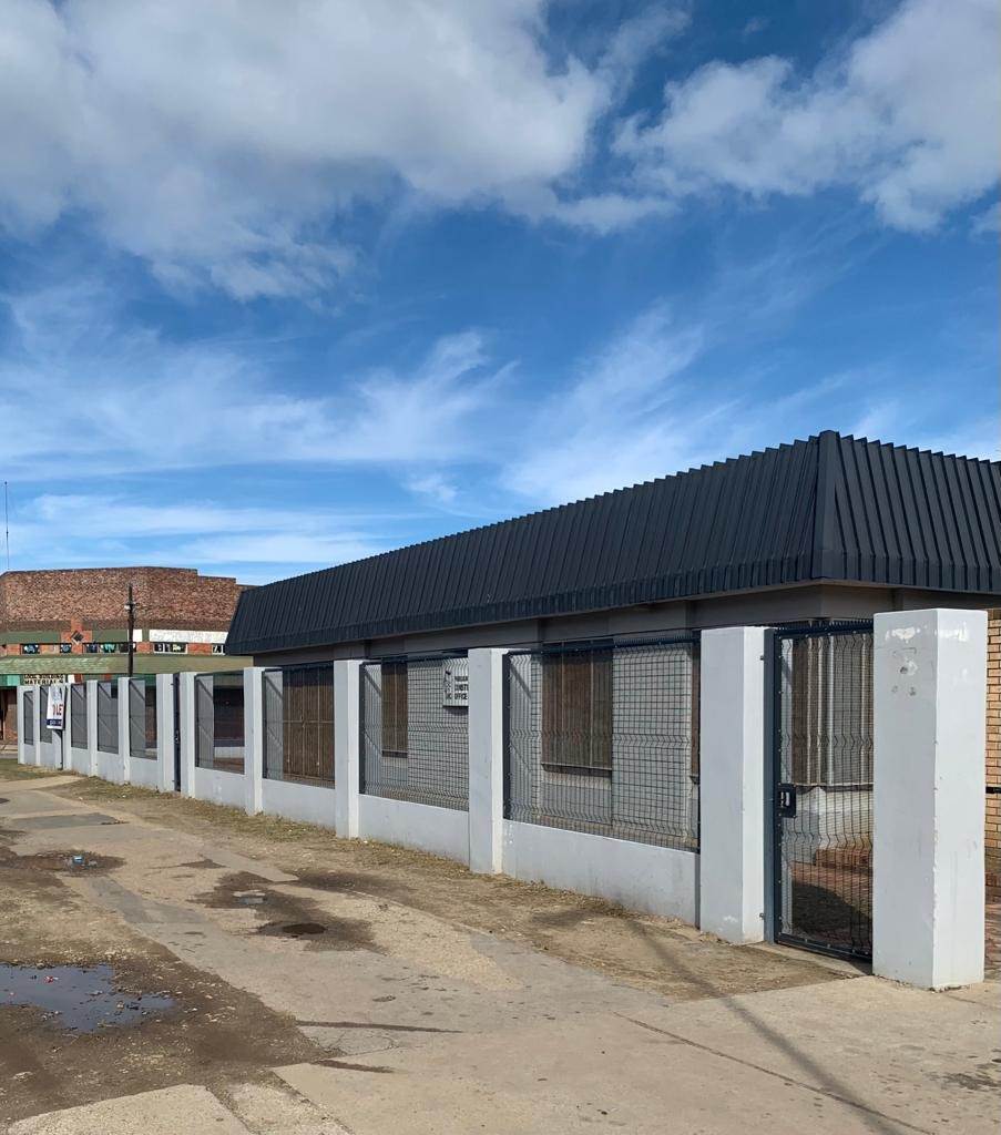 317  m² Commercial space in Uitenhage Central photo number 2