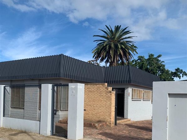317  m² Commercial space in Uitenhage Central