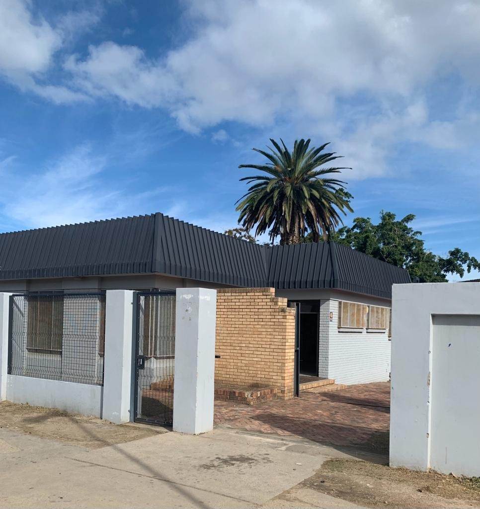 317  m² Commercial space in Uitenhage Central photo number 1