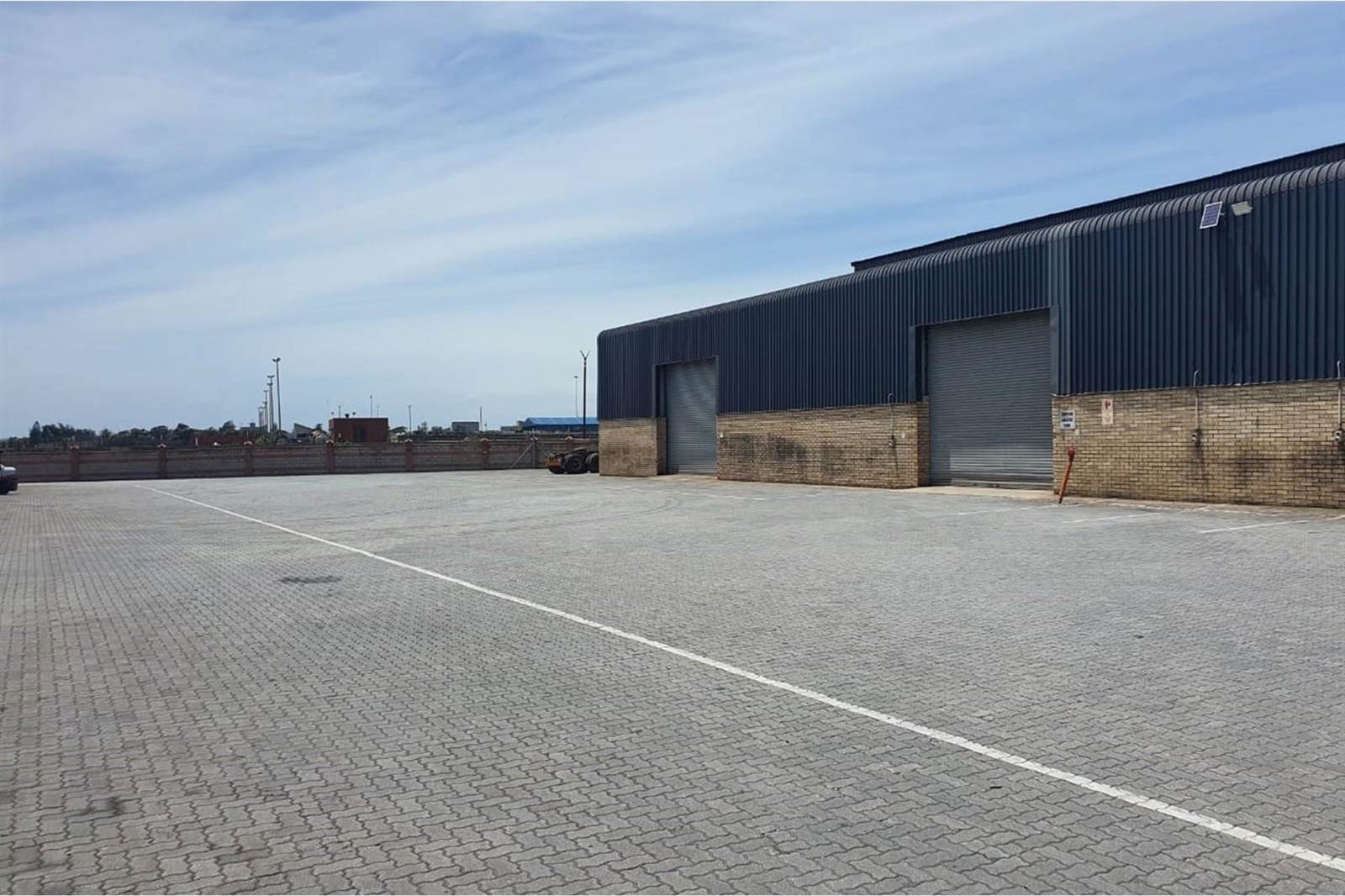 750  m² Industrial space in Deal Party photo number 2