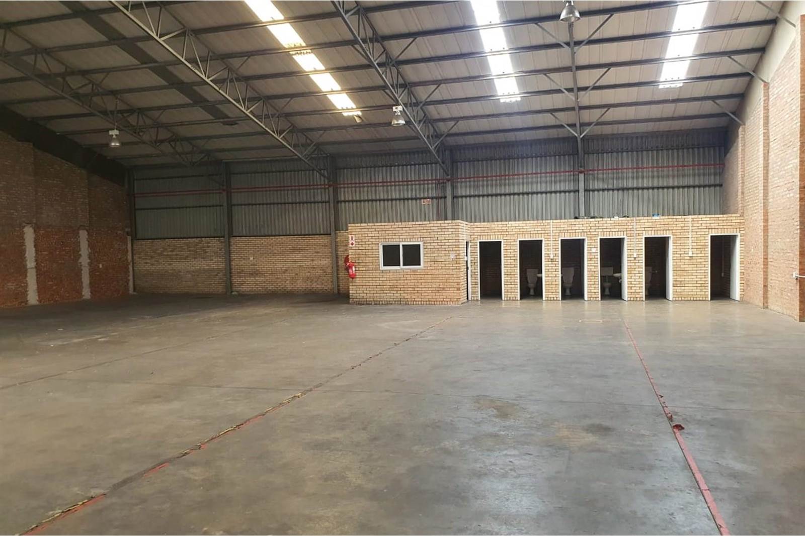 750  m² Industrial space in Deal Party photo number 13