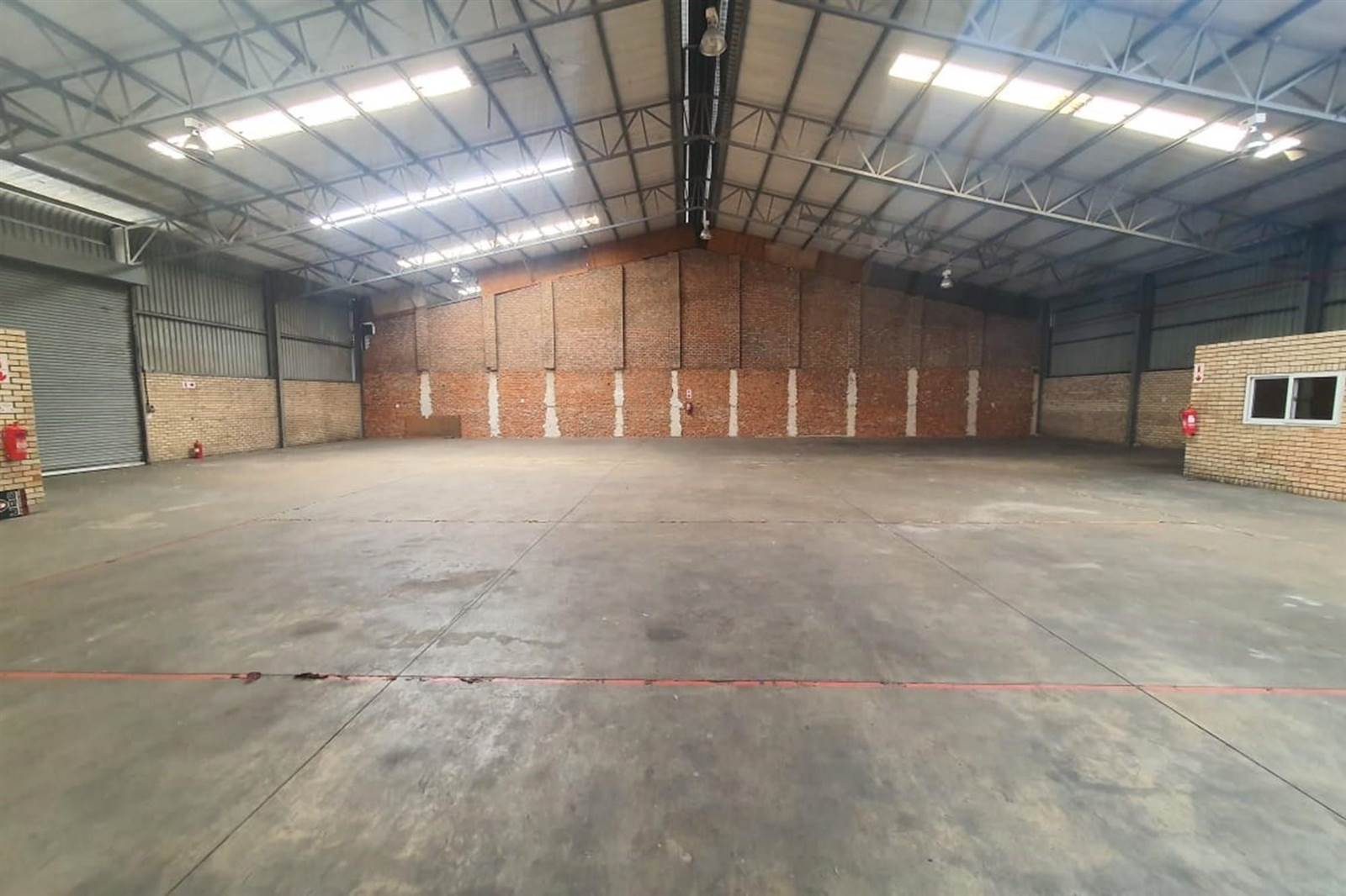 750  m² Industrial space in Deal Party photo number 1