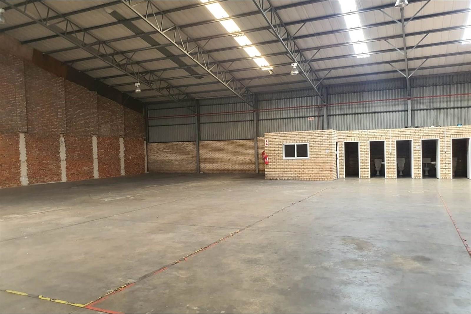 750  m² Industrial space in Deal Party photo number 12