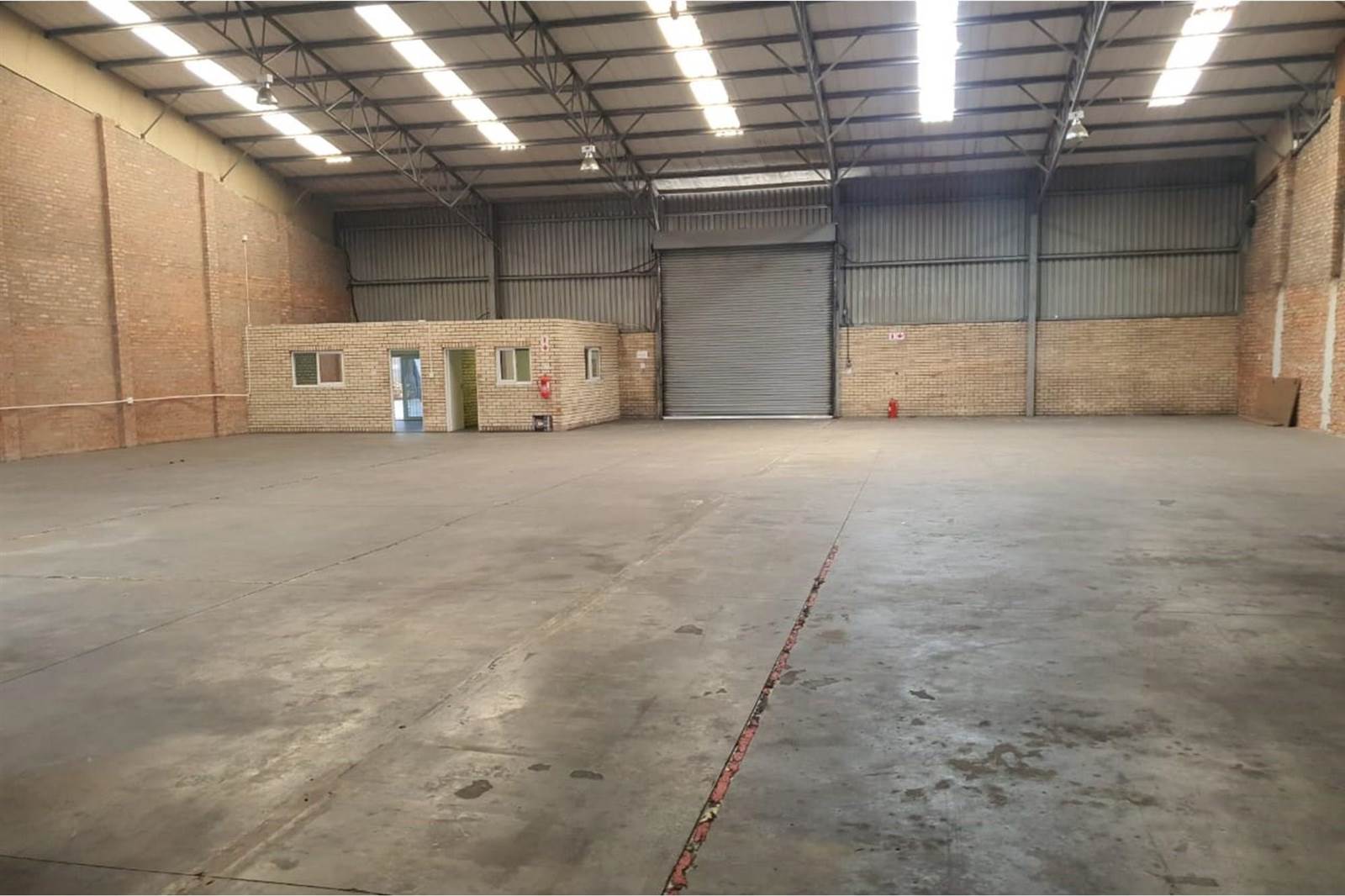 750  m² Industrial space in Deal Party photo number 4