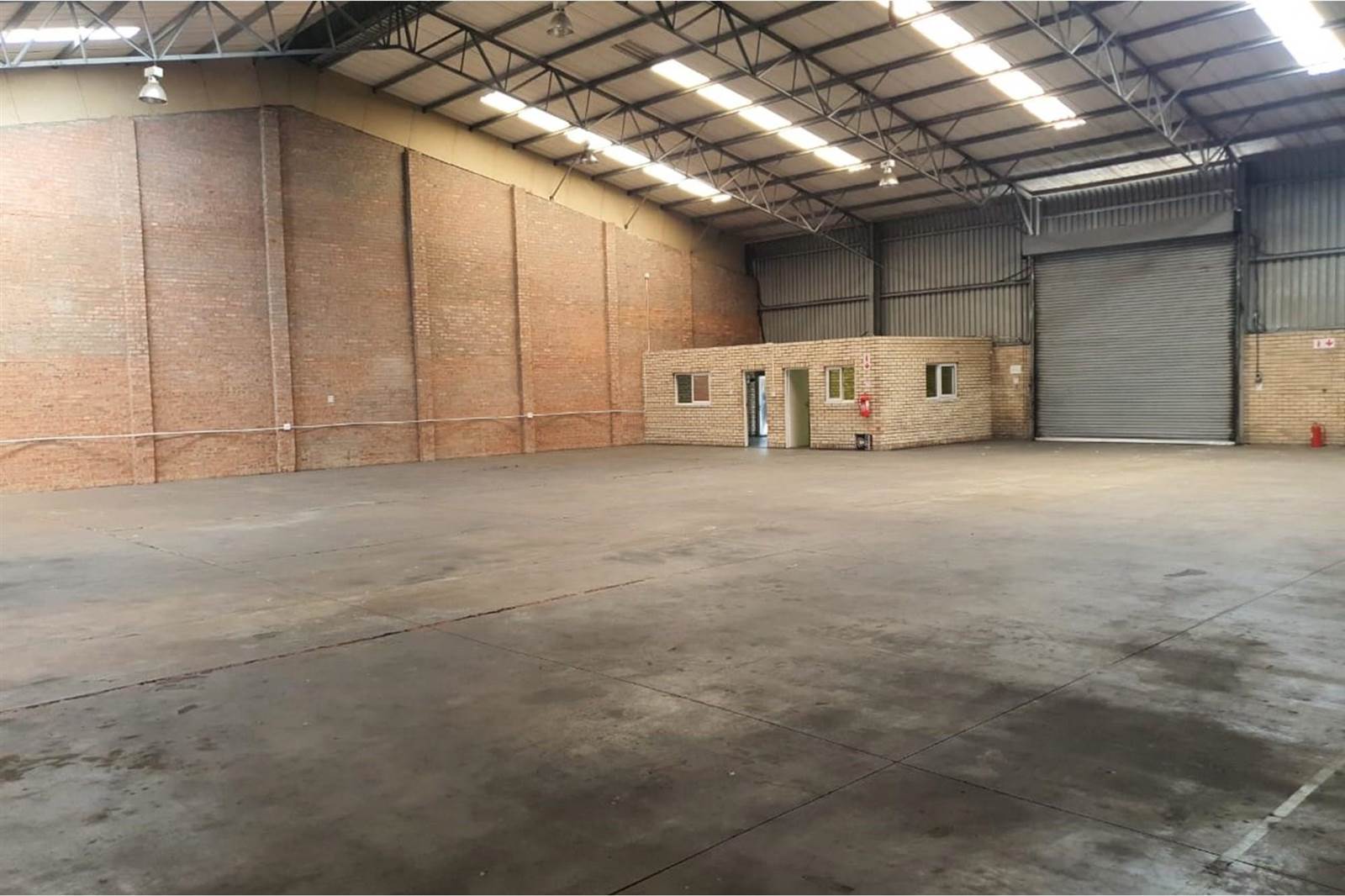 750  m² Industrial space in Deal Party photo number 7