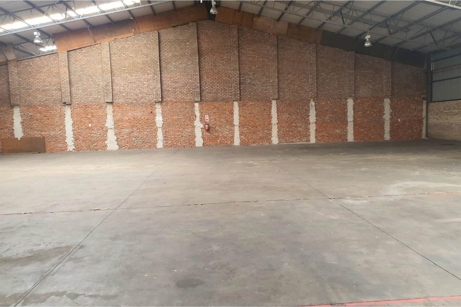 750  m² Industrial space in Deal Party photo number 3