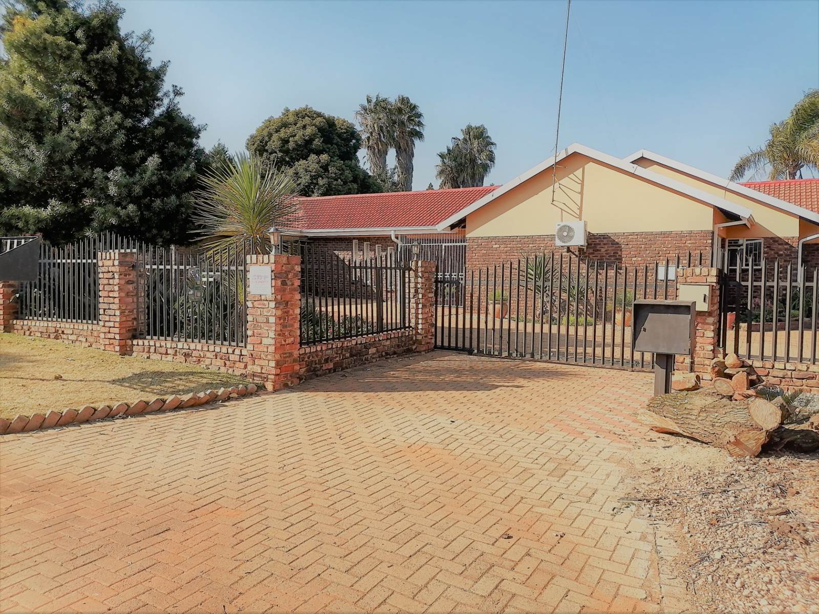 5 Bed House in Hartbeesfontein photo number 3