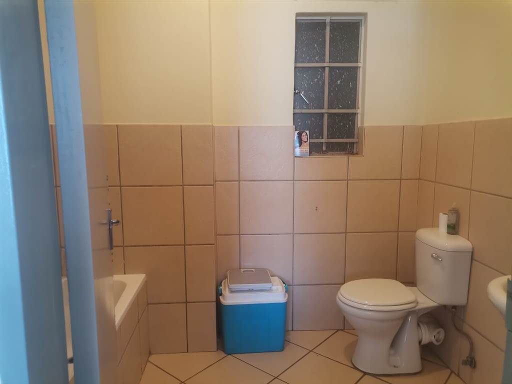 2 Bed Apartment in Brakpan North photo number 14