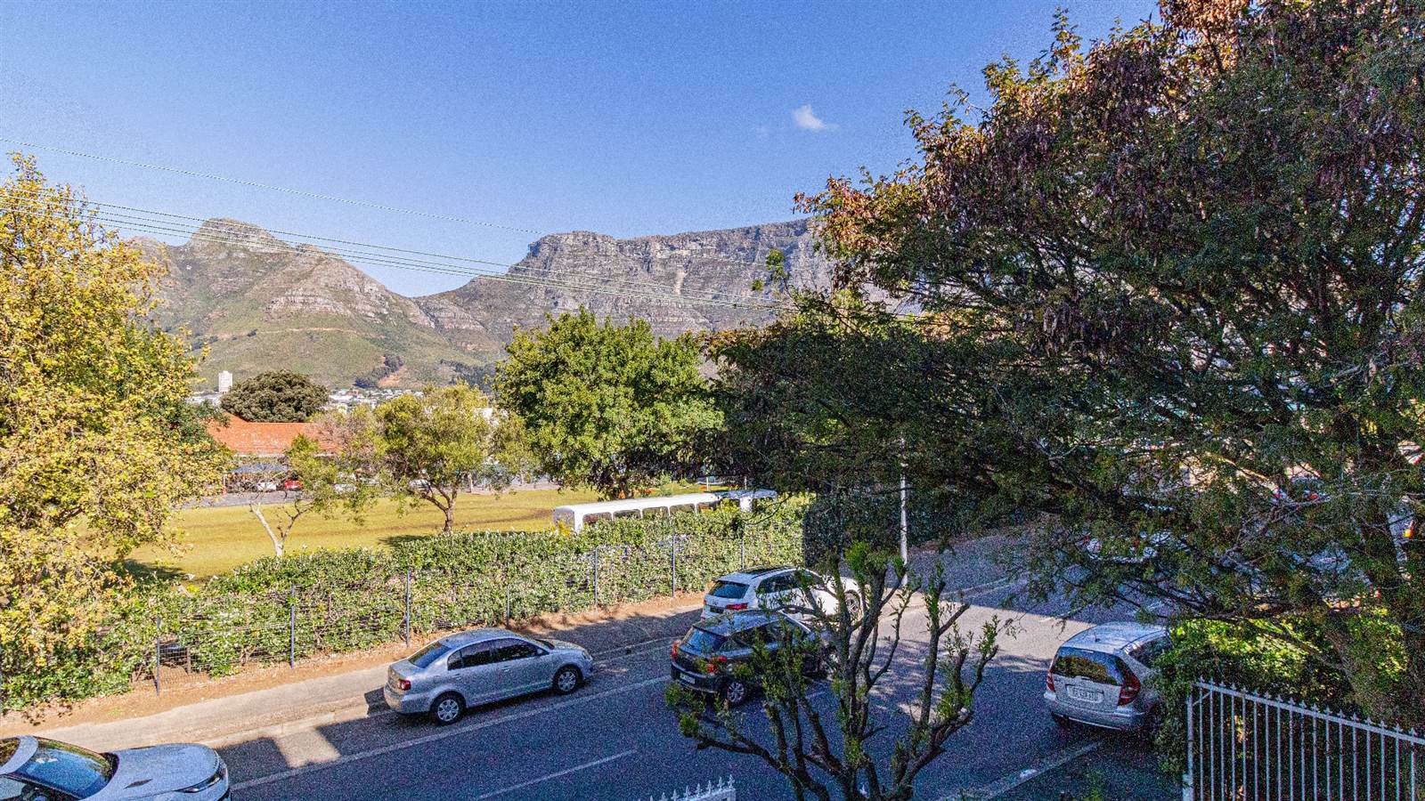 3 Bed Apartment in Tamboerskloof photo number 2