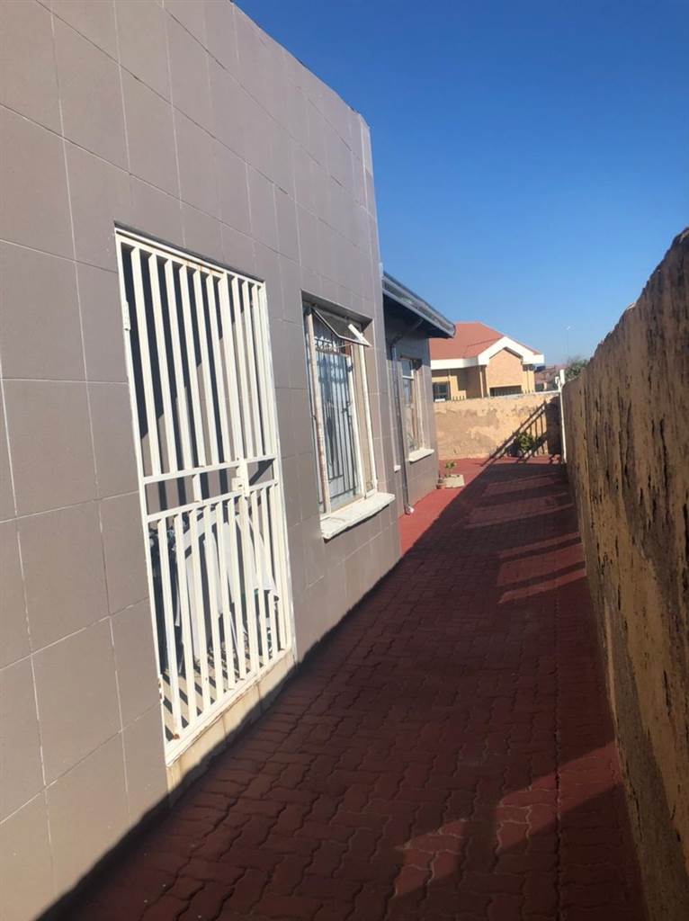 4 Bed House in Tembisa photo number 29