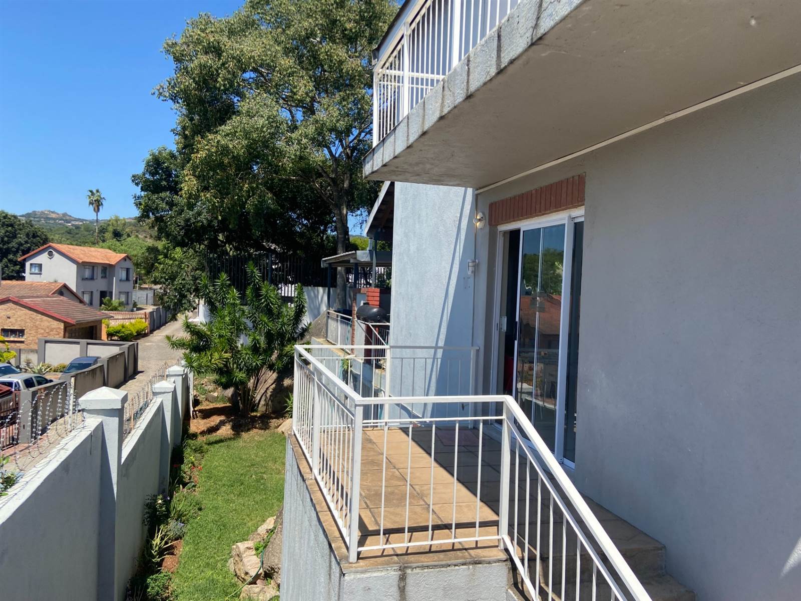 3 Bed Townhouse in Sonheuwel photo number 11