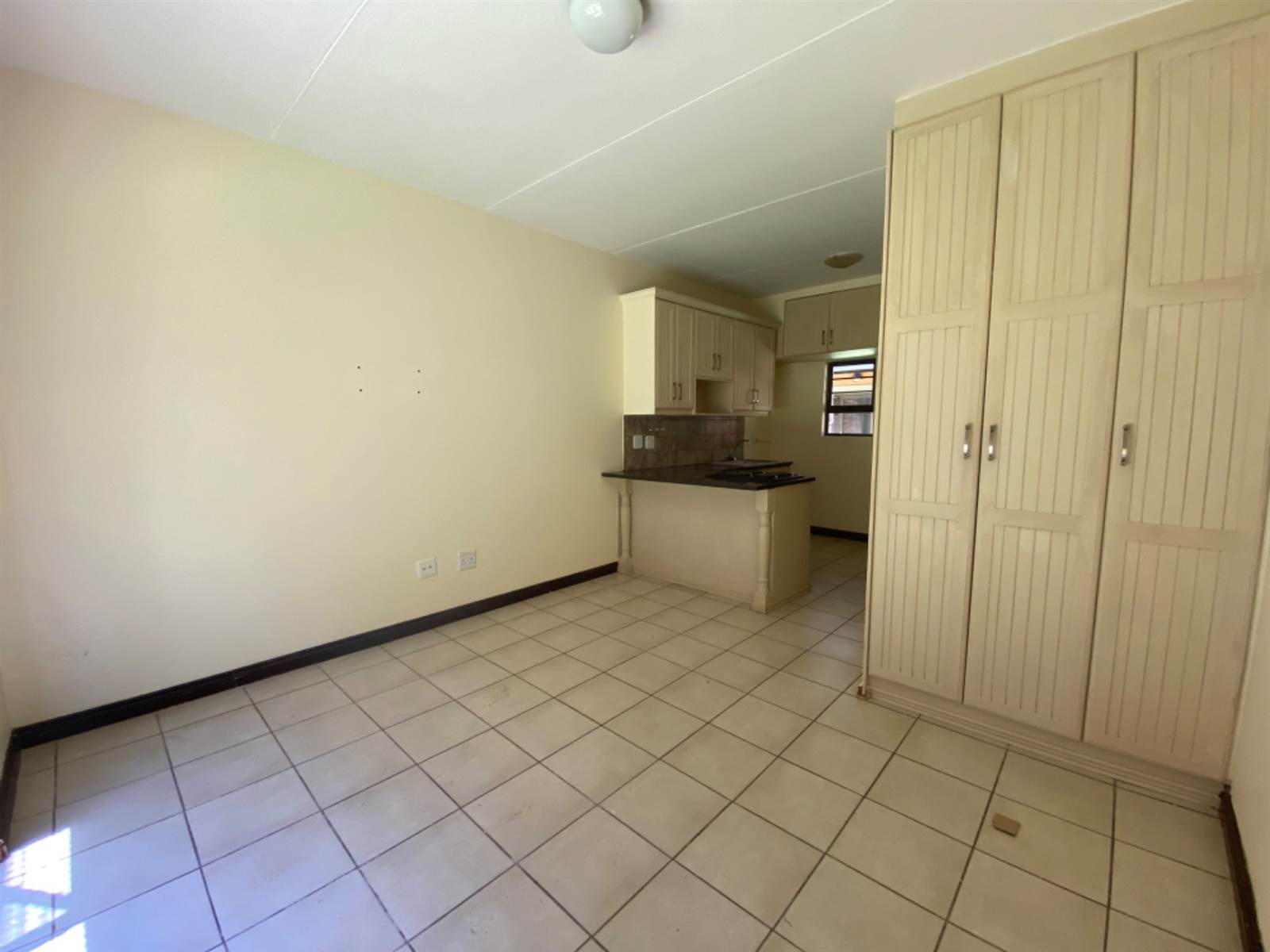 1 Bed Apartment in Spitskop photo number 2