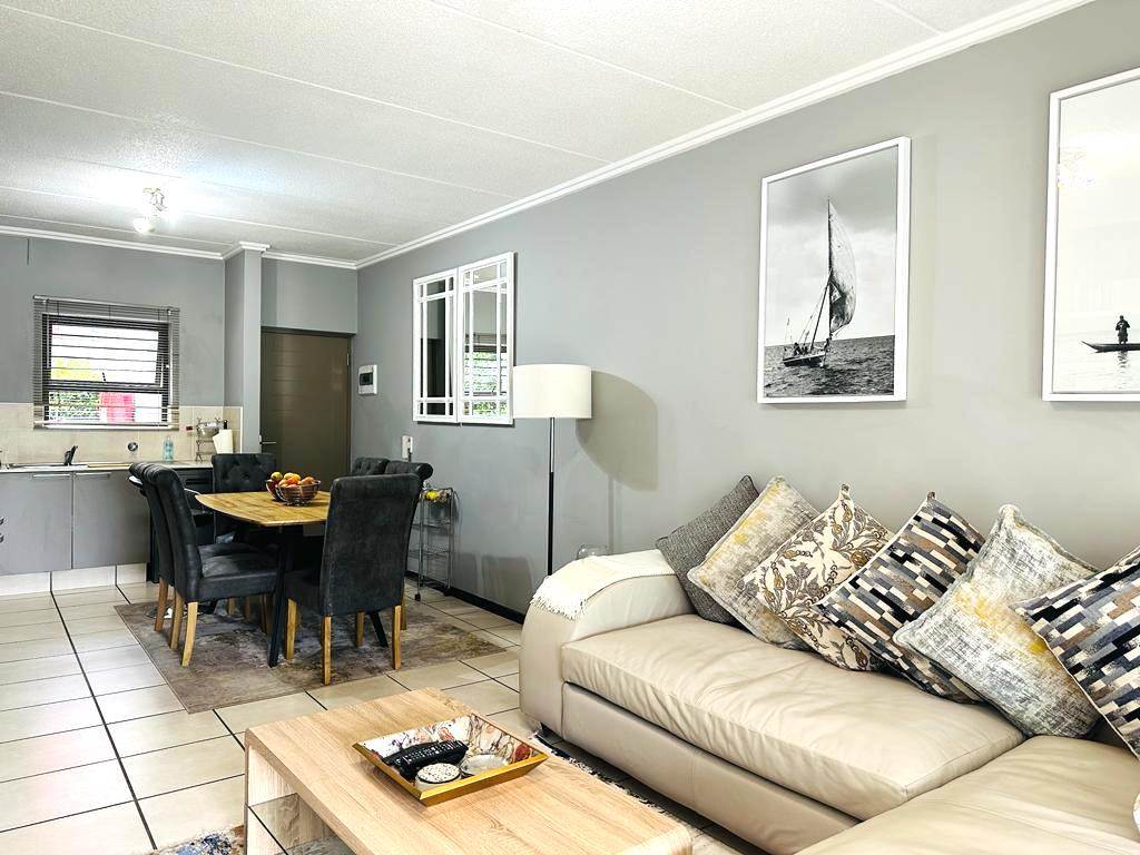 2 Bed Apartment in Bryanston photo number 8