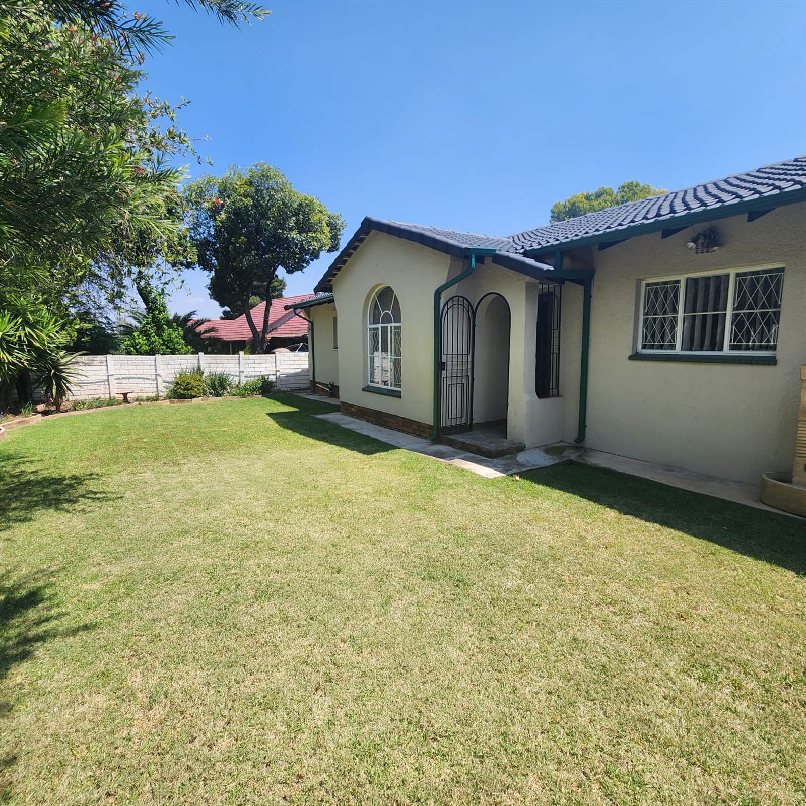 4 Bed House in Brackendowns photo number 2