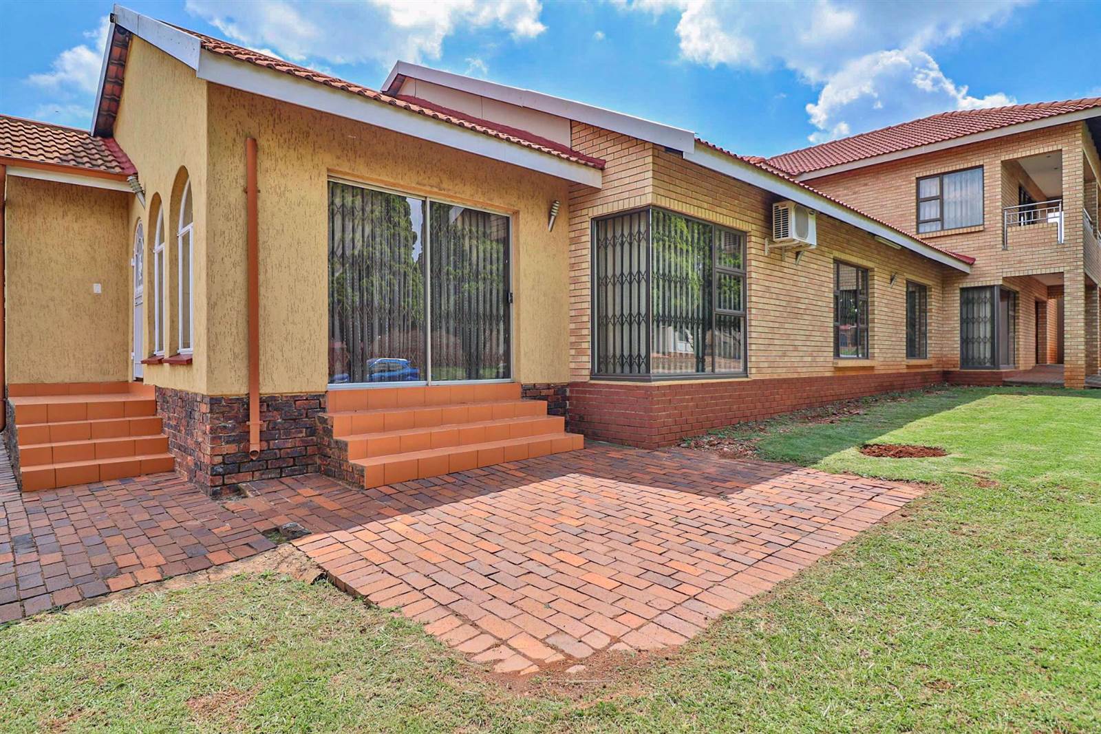 6 Bed House in Lenasia South photo number 3