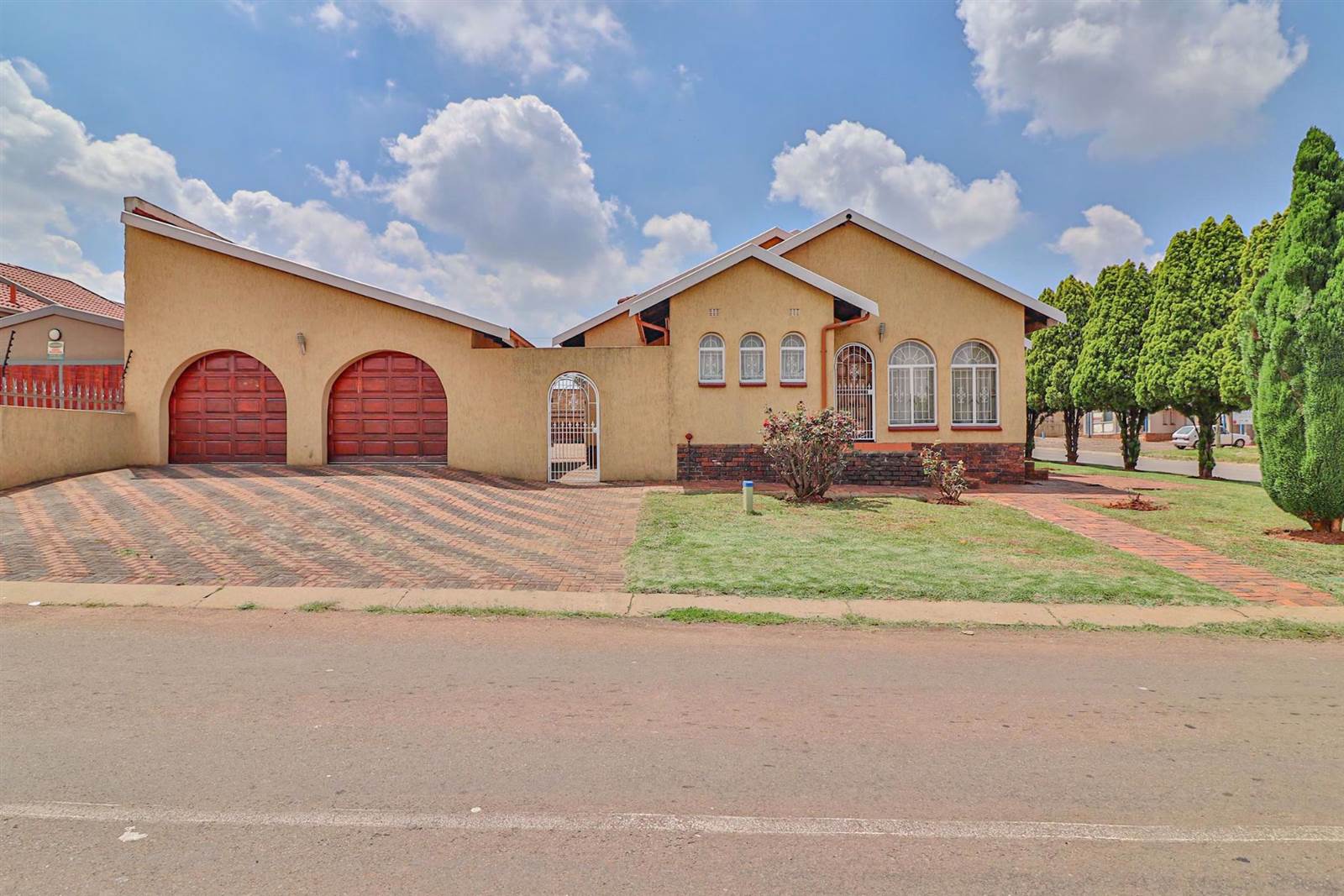 6 Bed House in Lenasia South photo number 2