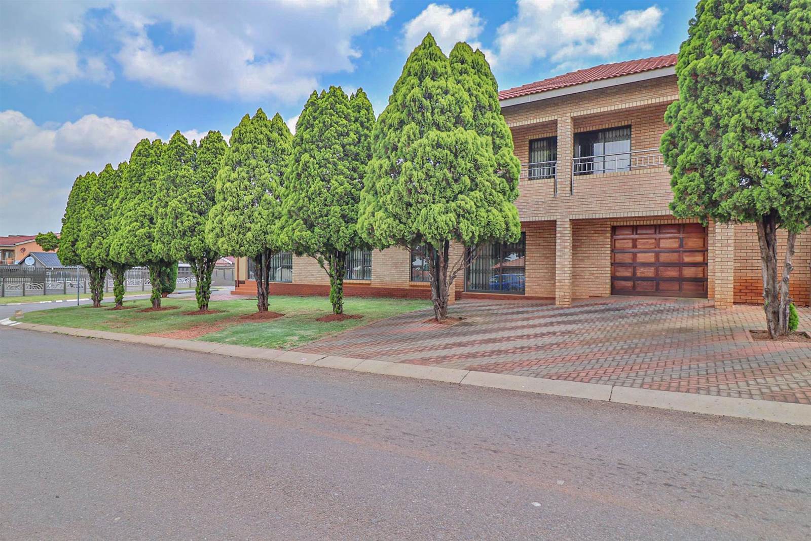 6 Bed House in Lenasia South photo number 1