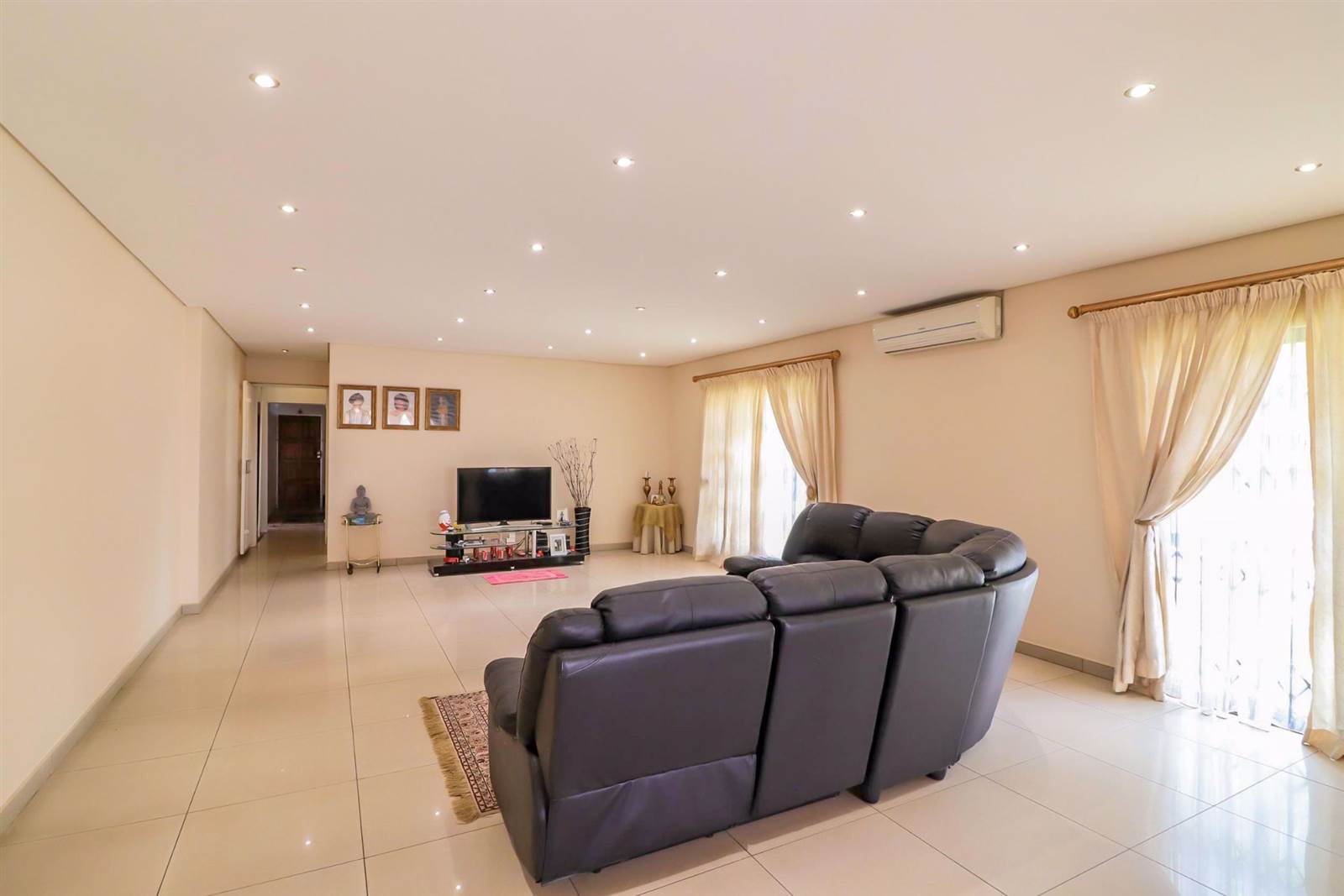 6 Bed House in Lenasia South photo number 9