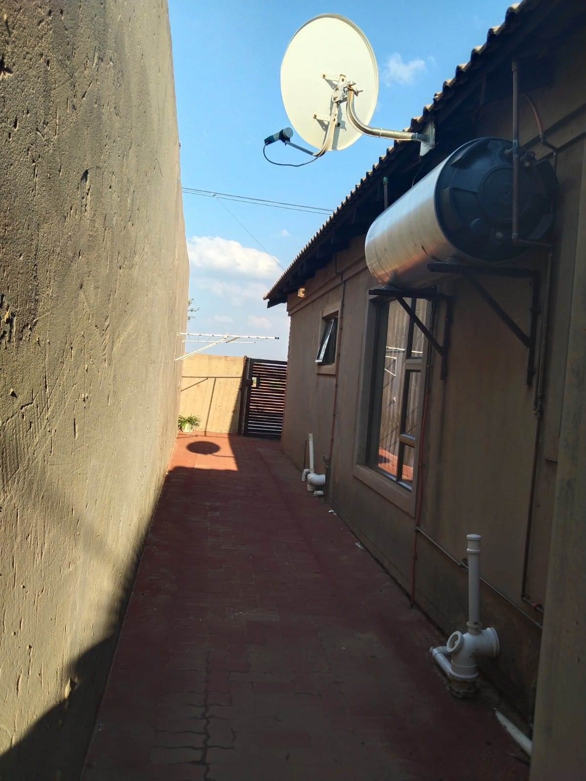 4 Bed House in Katlehong photo number 17