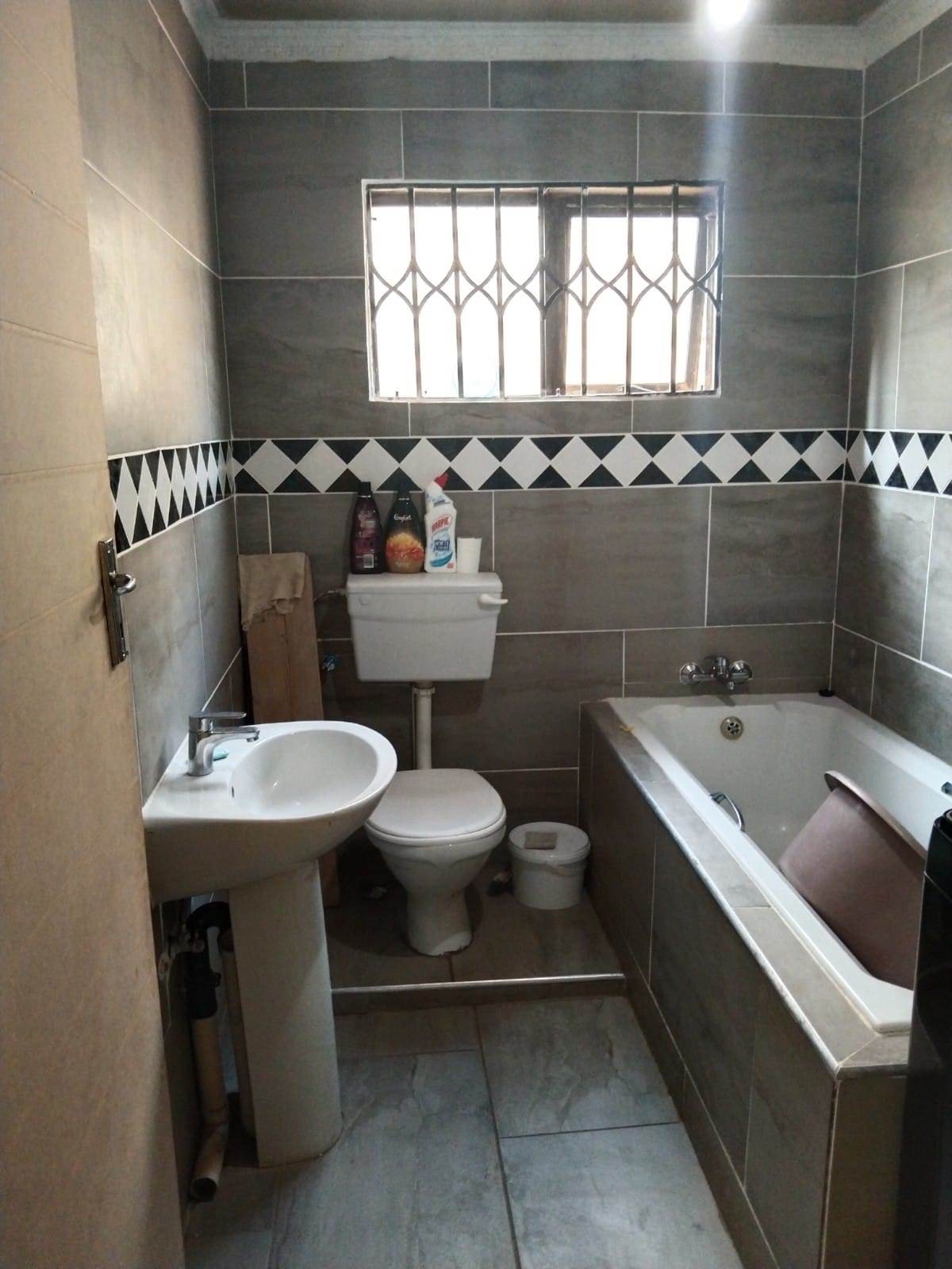 4 Bed House in Katlehong photo number 11