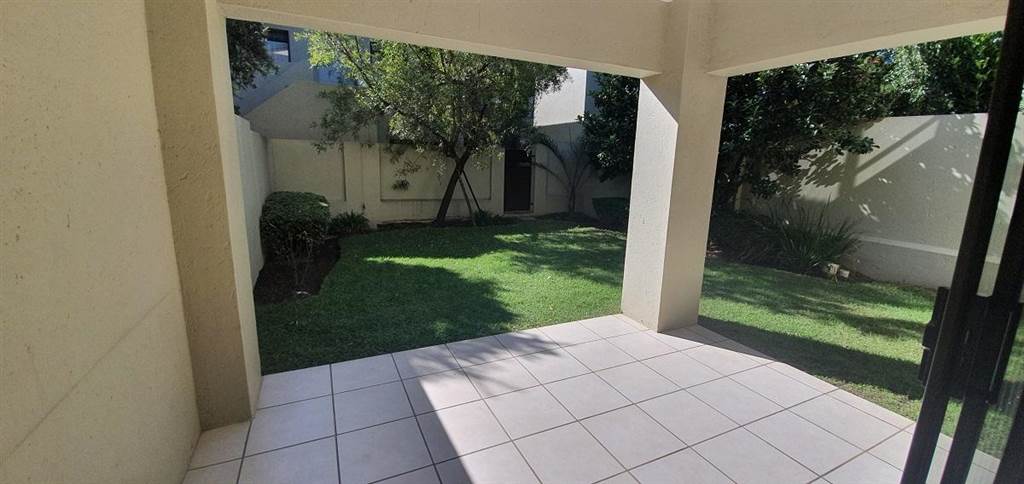 2 Bed Townhouse in Fourways photo number 16