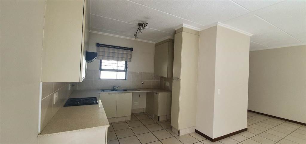 2 Bed Townhouse in Fourways photo number 4