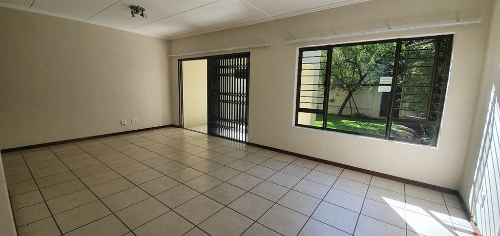 2 Bed Townhouse in Fourways photo number 3