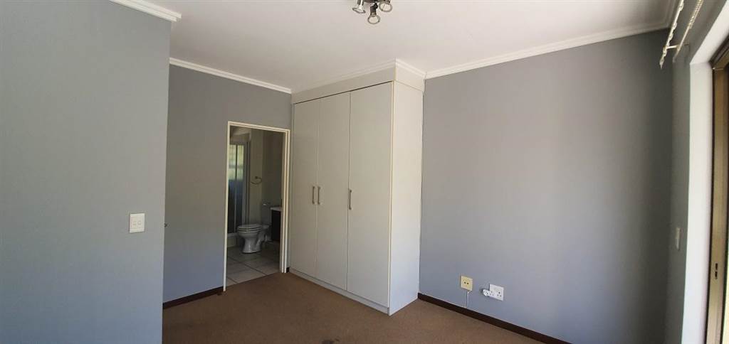 2 Bed Townhouse in Fourways photo number 9