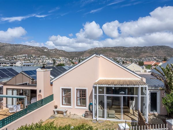 2 Bed Townhouse in Fish Hoek