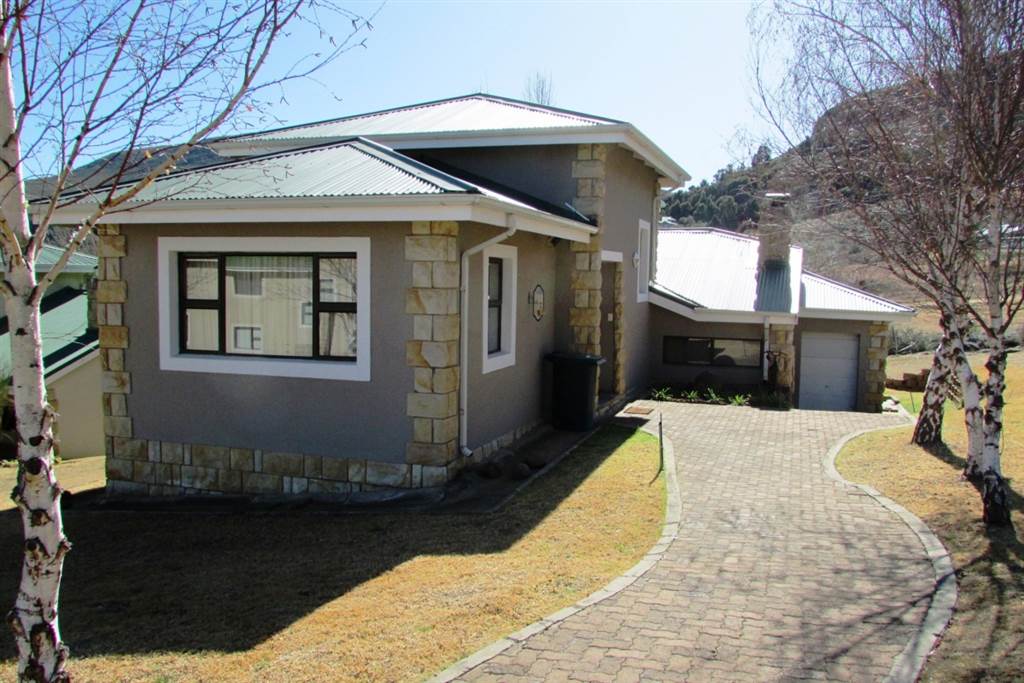 2 Bed House in Clarens Golf And Trout Estate photo number 4