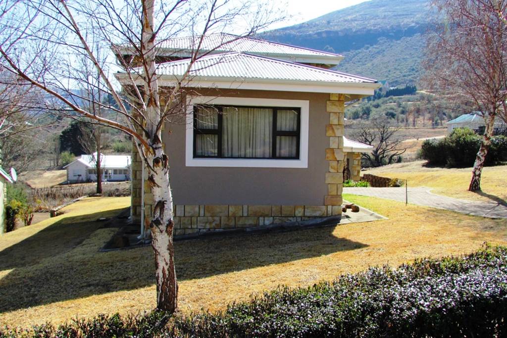 2 Bed House in Clarens Golf And Trout Estate photo number 27