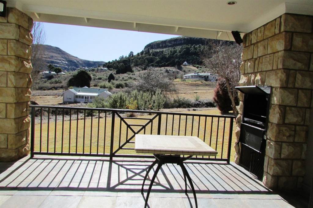 2 Bed House in Clarens Golf And Trout Estate photo number 20
