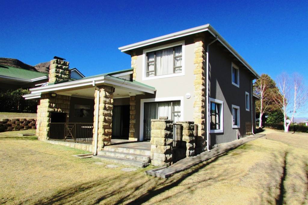 2 Bed House in Clarens Golf And Trout Estate photo number 2