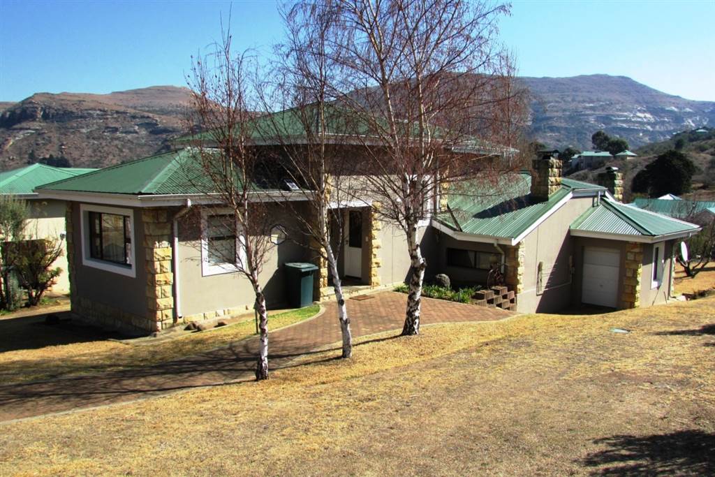 2 Bed House in Clarens Golf And Trout Estate photo number 1