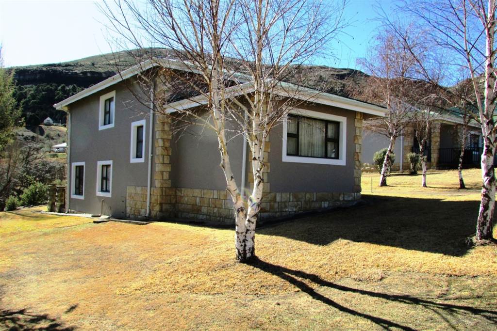 2 Bed House in Clarens Golf And Trout Estate photo number 3