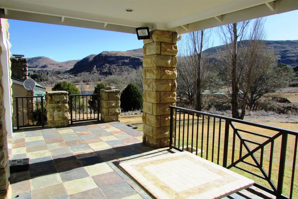 2 Bed House in Clarens Golf And Trout Estate photo number 19