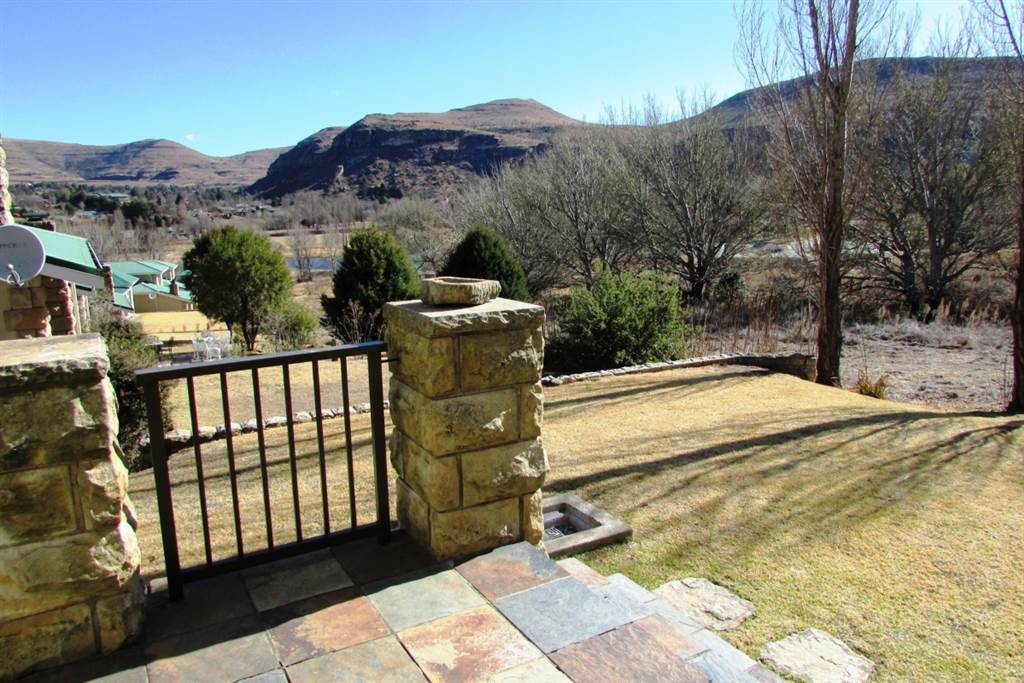 2 Bed House in Clarens Golf And Trout Estate photo number 22
