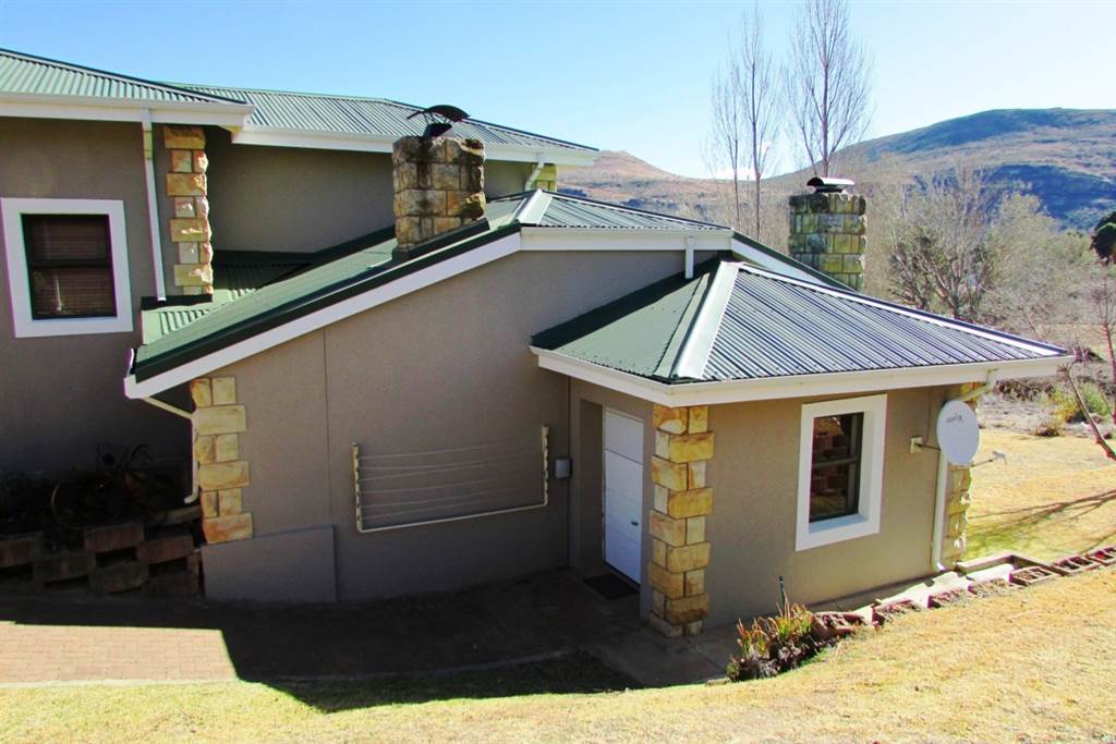 2 Bed House in Clarens Golf And Trout Estate photo number 26