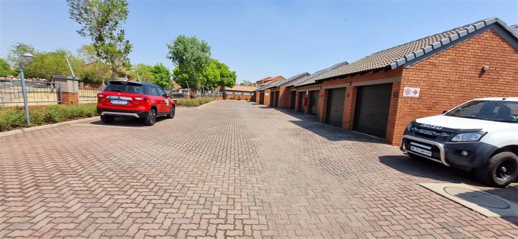 2 Bed Townhouse in Highveld photo number 21