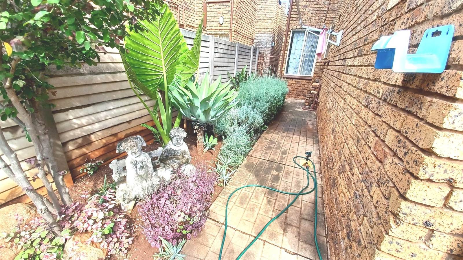 2 Bed Townhouse in Doornpoort and surrounds photo number 5